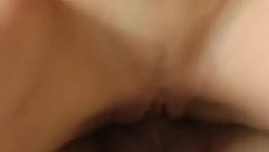 Cewek hot rambut pirang ini lagi asik nyepong dan ngentot kontol sampai mengerang keenakan di rumah