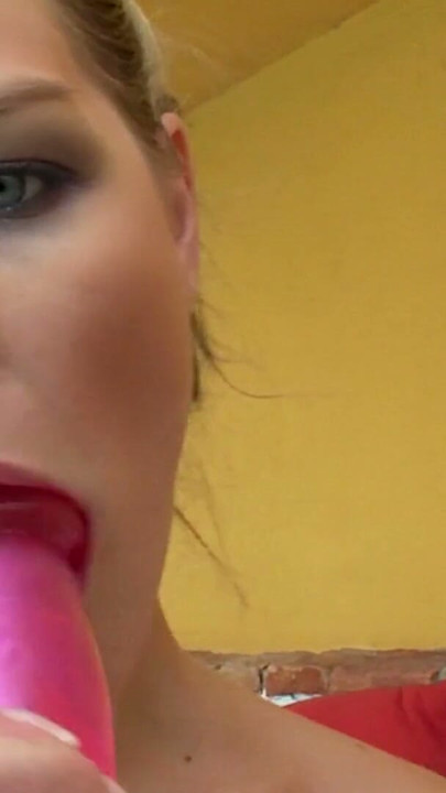 Când am prins-o pe fiica drăguță a vecinului cu vibratorul mare, nu a reacționat timid | Clip 1
