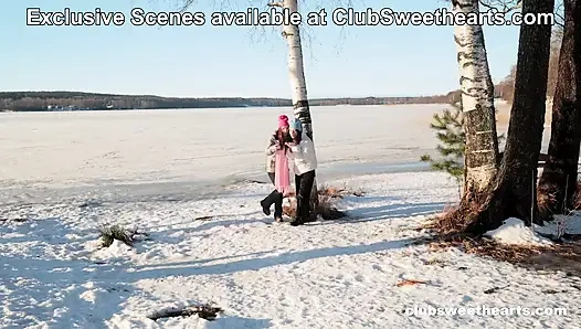 Cold Crispy Day! Cewek ini pas untuk selfie dan jilat memek di clubsweethearts