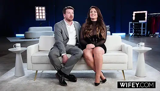 Lacy si istri semok dengan mata tertutup di-gangbang habis-habisan