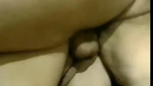 Ateşli ve sevimli esmer kanepede sikiliyor