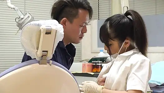 Gözlerini benimle kilitlemeye devam eden dişçi