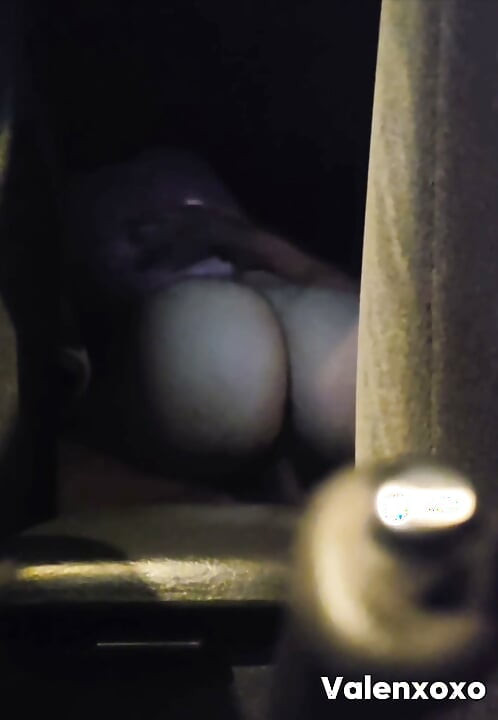 J'ai rempli ma pote de sperme dans la voiture
