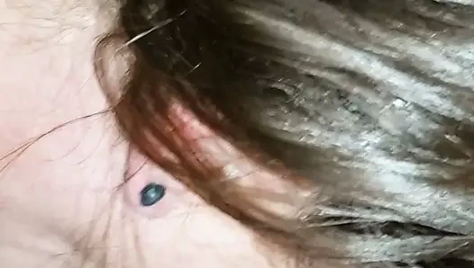Sexy schlampe gibt schlampigen blowjob