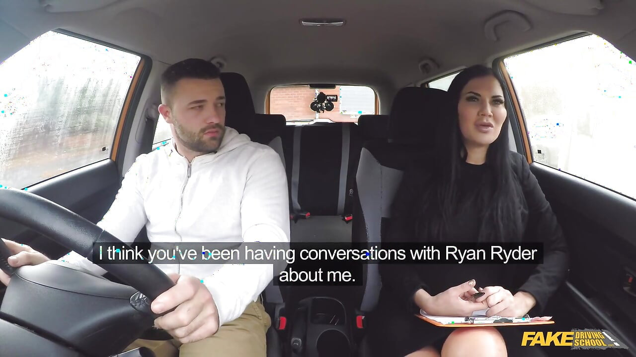 Fake driving school - Jasmine Jae, brune sexy à gros nichons, exhibe Max dans une voiture et le tire pour du sexe en levrette