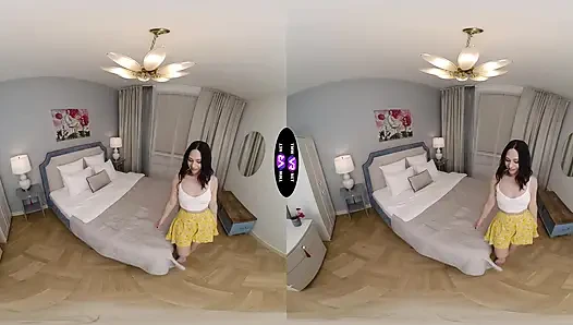 Lingerie Strip Tease Roxy'nın Sapkın Temizlik Günü Eğlencesi - TmwVRnet