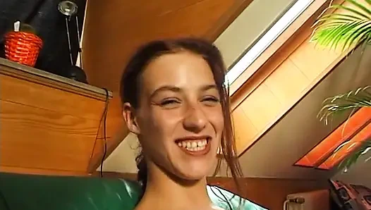 Kızıl saçlı genç kız bakış açısıyla yarak emmeden önce parmaklanıyor