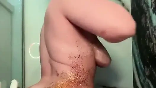 Pertunjukan Luar Biasa di Kamar Mandi dengan Glitter.