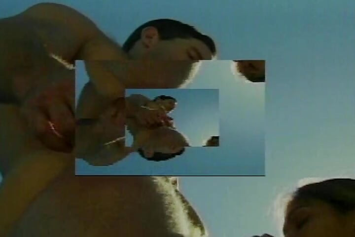 Deslumbrante gata leva uma grande carga de porra na boca depois de foda ao ar livre