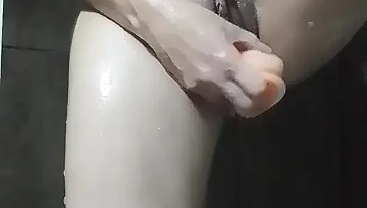 Ateşli orta yaşlı seksi kadın duşta mastürbasyon yapıyor