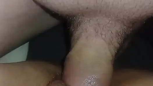 Sie spielt mit ihren weichen Lippen