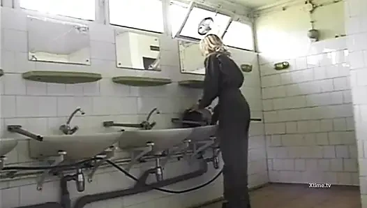 Работницы с жестким членом трахают задницу сексуальной блондинки в черных чулках