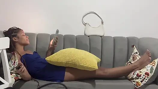 Zierliche Ebony Latina Melkt Mich Mit Ihren Sohlen