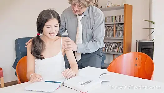 Yaramaz esmer kurnaz öğretmenini memnun ediyor