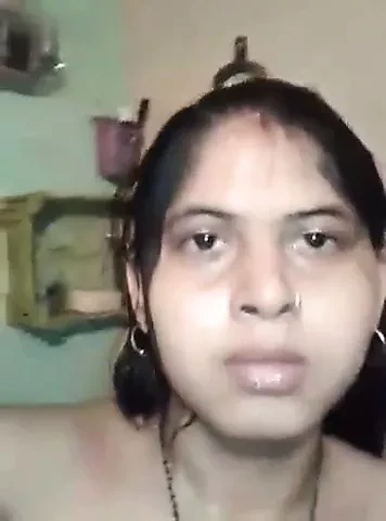Desi bhabhi with a sex body bathing nude