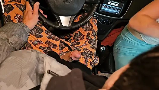 Wir sind mit ein paar freunden im auto einkaufen gegangen und der vier von uns hatte am ende sex im auto.