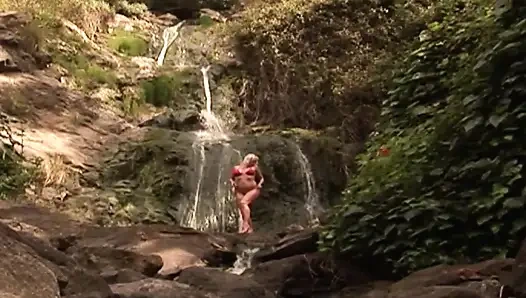 Großer natürlicher schwarzer schwanz in großen natürlichen titten, schätzchen