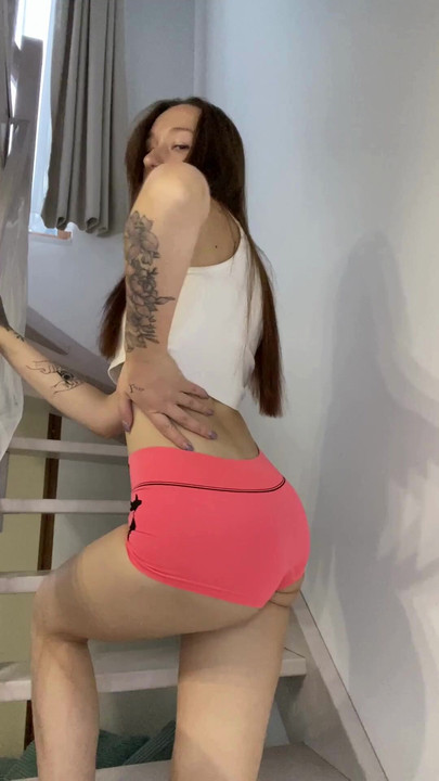 Sanftes lachen, neckende augen und null selbstkontrolle um sie herum