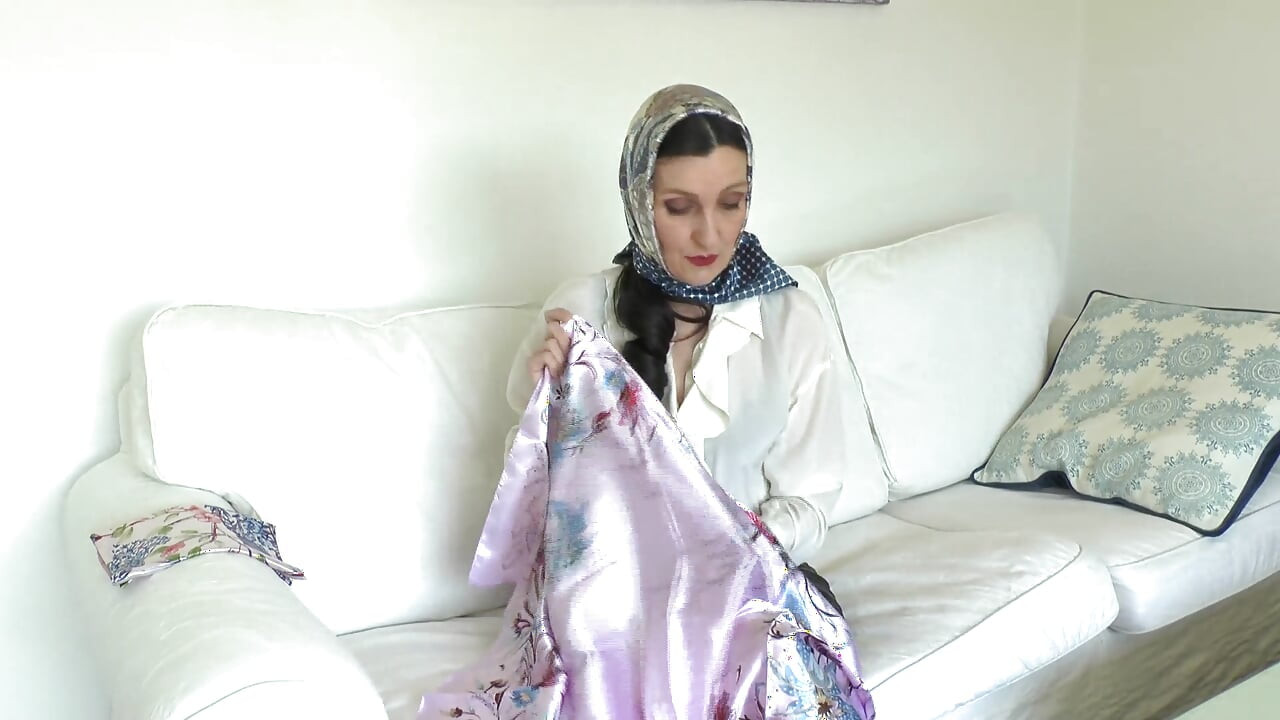 Kekasih satin scarf dan muncrat di syal satin mengkilap, lady victoria valente