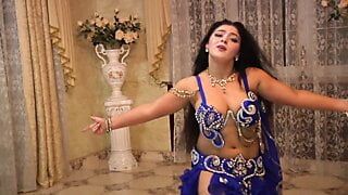Aziza, una bailarina del vientre tetona