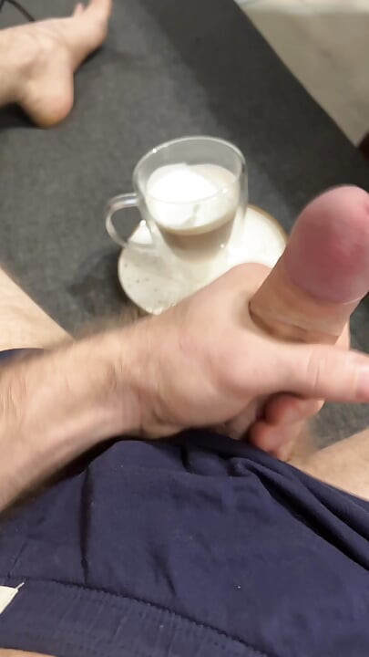 Cowok berotot lurus bikin kamu kopi pagi-pagi yang rasanya kaya sperma
