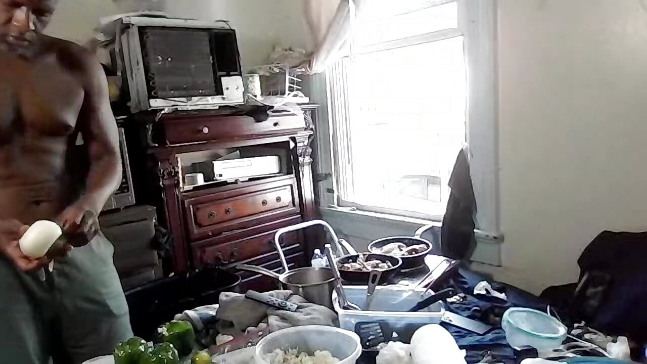 Pemandangan ayam yang berbeza yang saya gorbankan dalam bilik saya dengan puncak dapur elektrik mudah alih