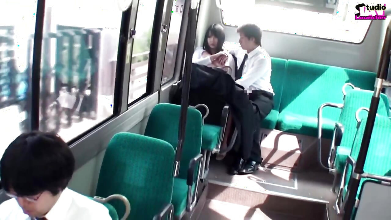 Calor de autobús lleno: una mujer casada se da cuenta y se crea la tensión entre ellas - escena 2