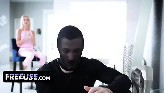 Fantasi tergelap Payton Avery menjadi kenyataan saat tiba hari yang kasar