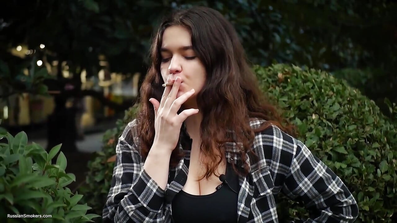 Gagică rusoaică dulce și țâțoasă care fumează țigară în natură