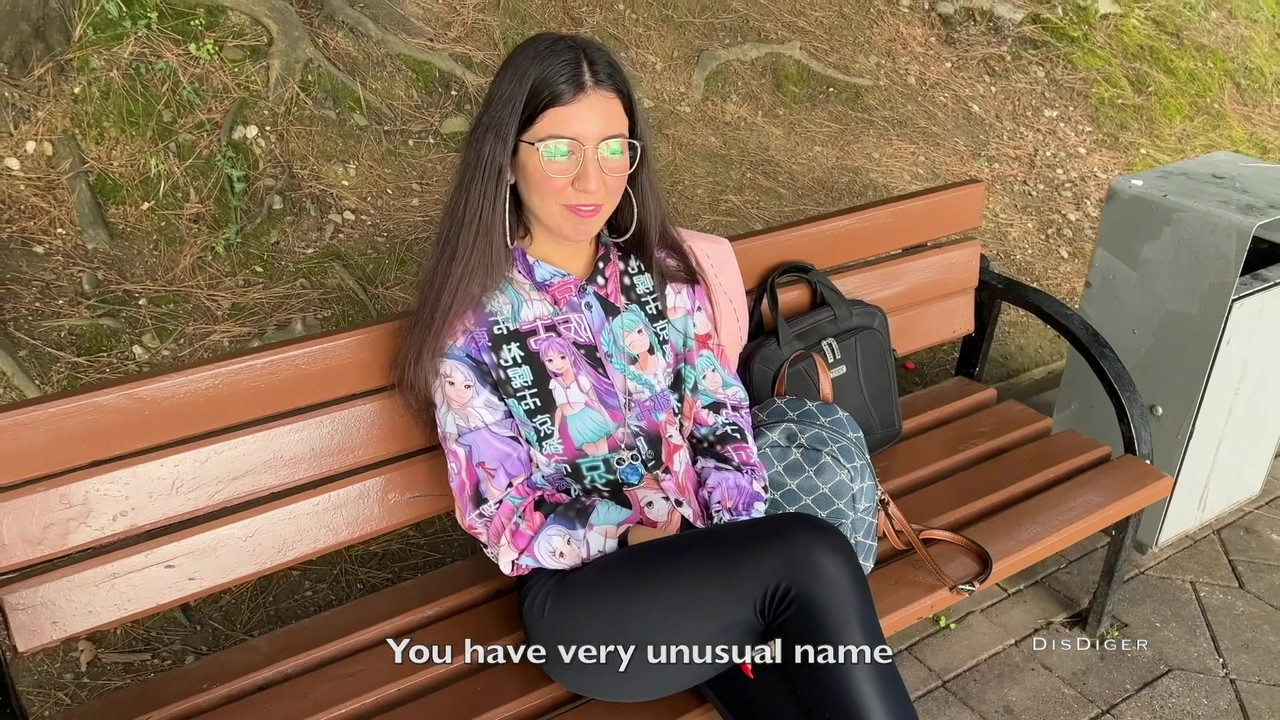 在街上捡到一个美眉，操了她，还戴上了她的眼镜