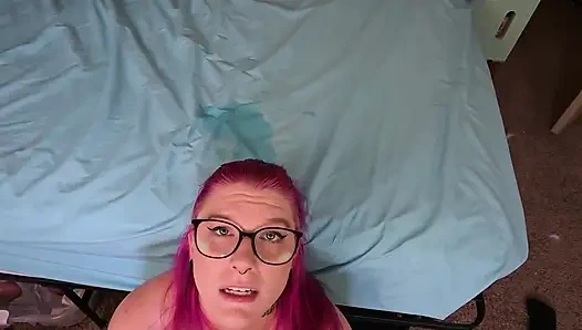 Взбухающая маленькая сводная сестра