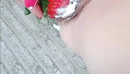 Sabrinahole, çilek, muz, ekşi krema ve sulu şeftalinin içinde yeni dev bir oyuncak