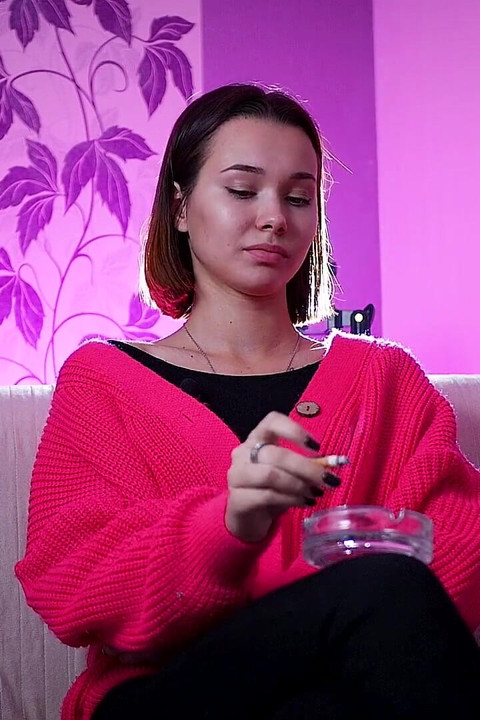 Seksi Rus muse sigara içiyor