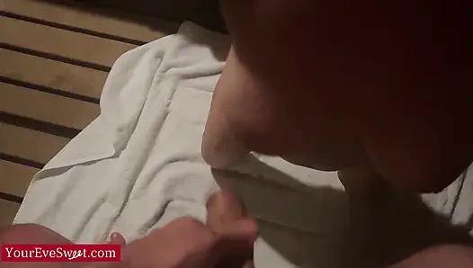 Gefesselt, benutzt, ins gesicht gefickt und in der sauna dominiert.