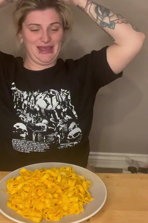Χωρίς χέρια ακατάστατα ζυμαρικά Mukbang