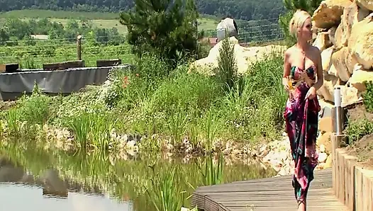 Sarışın lezbiyen ıslak amcığını parmaklayarak açık havada tek başına seks yapıyor