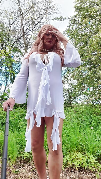 Crossdressing Kellycd2022 αυτοκίνητο με το λευκό μου διάφανο φόρεμα και τακούνια