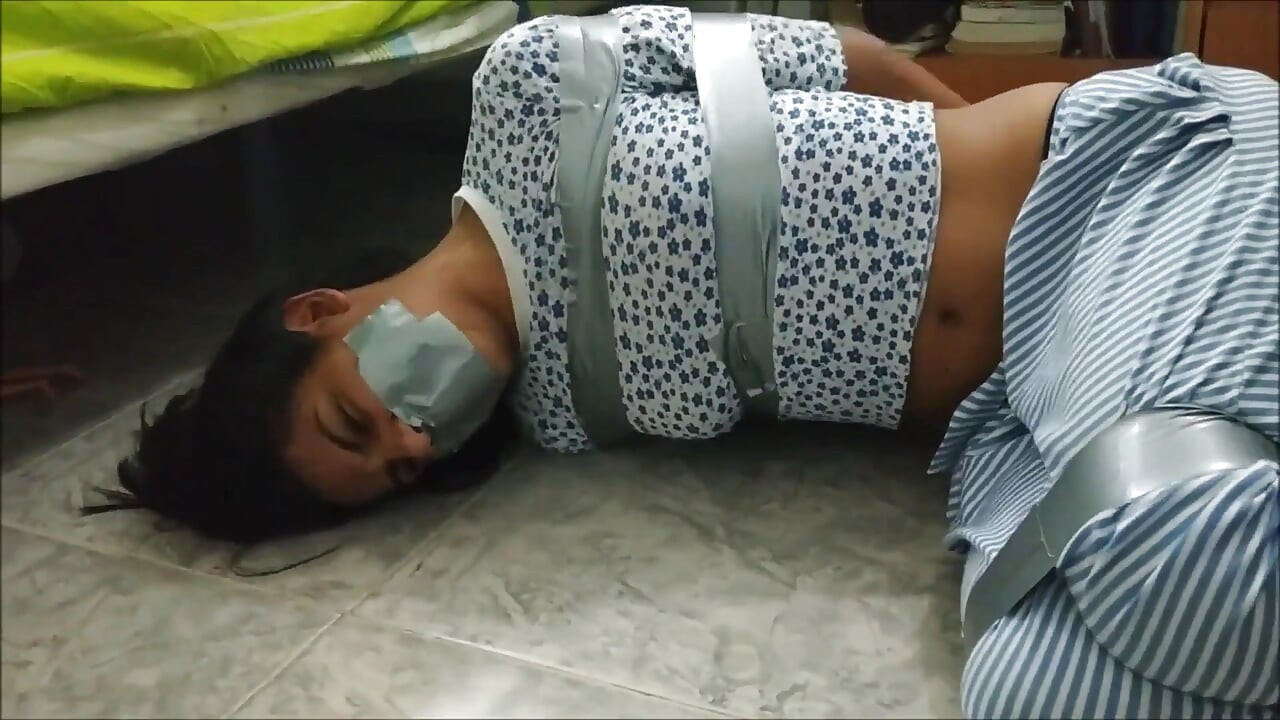 묶이고 재갈을 묶은 처녀의 꿈을 꾸는 마리아!