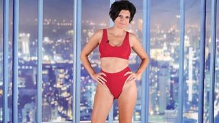 Splendida donna in due pezzi costume da bagno rosso