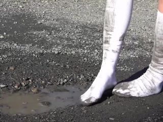 泥の白い靴下