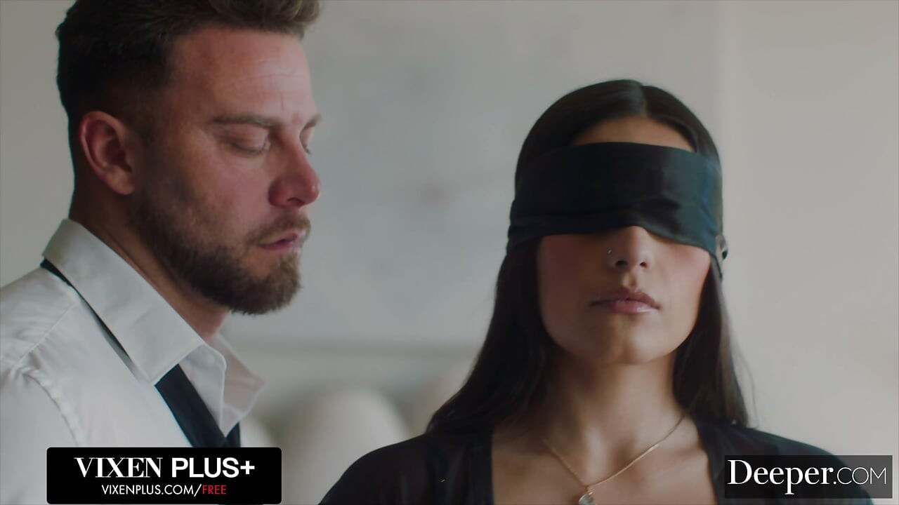 Mai adânc. Isa Bella ascultătoare ajunge la orgasm în timp ce este dominată într-o fantezie BDSM dură, e legată la ochi și pălmuită