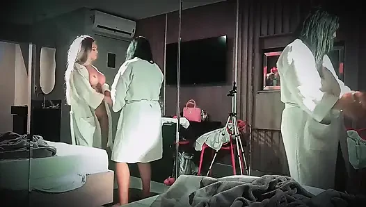 Trans nakal mengisap suaminya dengan tenggorokan dalam dan istrinya mengisap bersama dengan penis pasif di dalam menage!