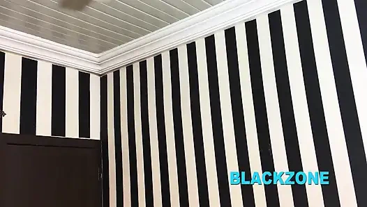 Мокрая машина Сары была повреждена, поэтому незнакомец помог ей