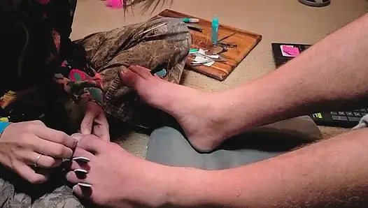 Melody Gibt Ihrem Meister Eine Pediküre