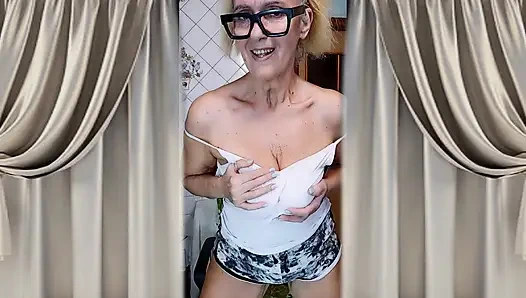 Ibu rumah tangga panas lukerya mengoda dengan pakaian rumah dan tertarik dengan kaki telanjangnya.