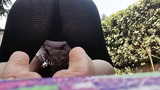 Nicoletta'nın edepsiz ayaklarla ve bahçede web kamerasıyla doğayı kucaklayan yoga yolculuğu