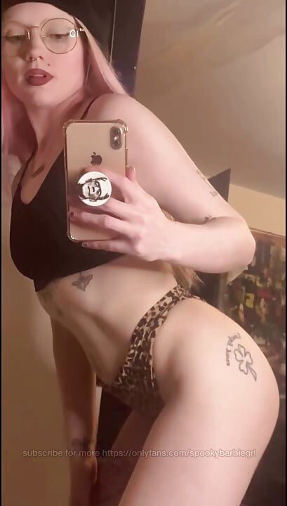 apenas fãs da puta gótica SPOOKYBARBIEGRL adora mostrar seu corpo tatuado