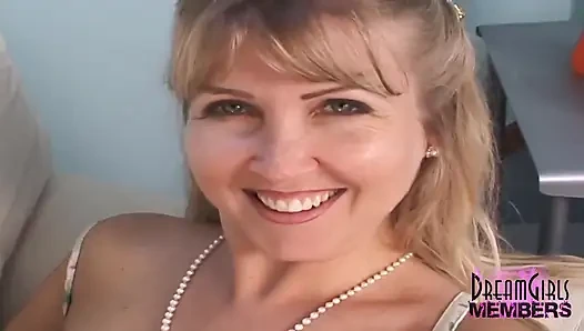 Büyük memeli orta yaşlı seksi kadın ateşli kız geniş açıyor