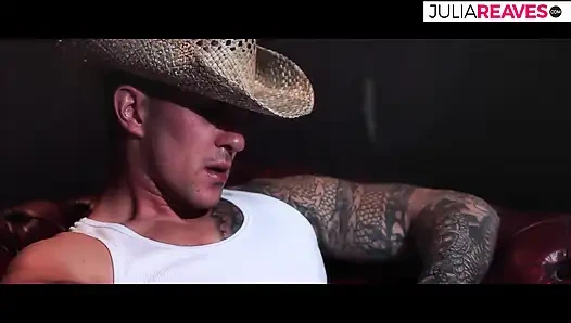 Amcığını yayan ateşli sikiliyor