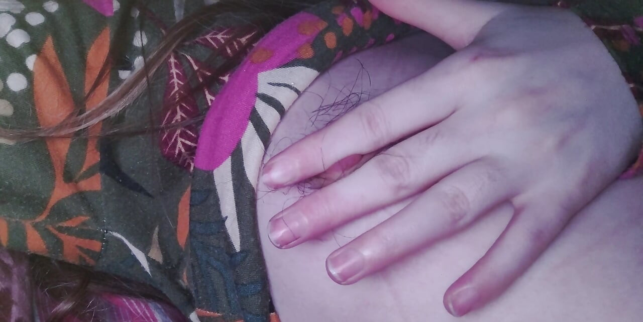 Îmi întind, trăgând, apăsându-mi sfârcurile păroase